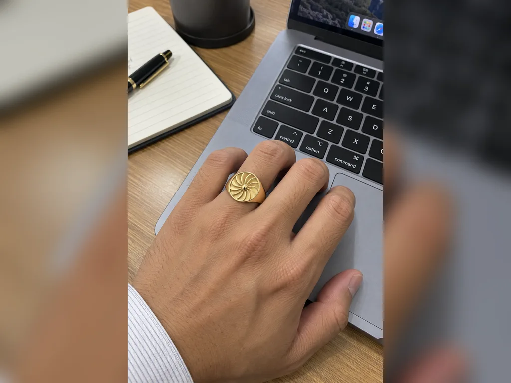 แหวนผู้ชายตรา Turbine Signet - สวมใส่จริง