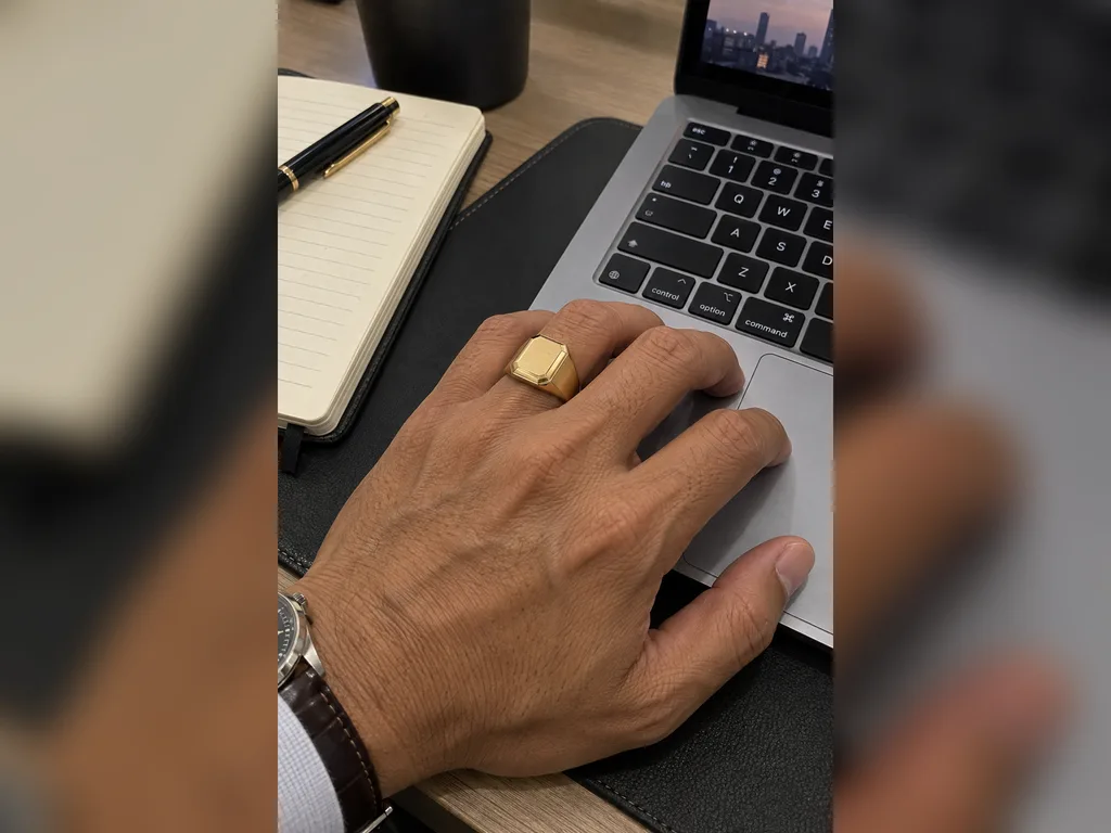 แหวนผู้ชายตรา Ingot Signet - สวมใส่จริง