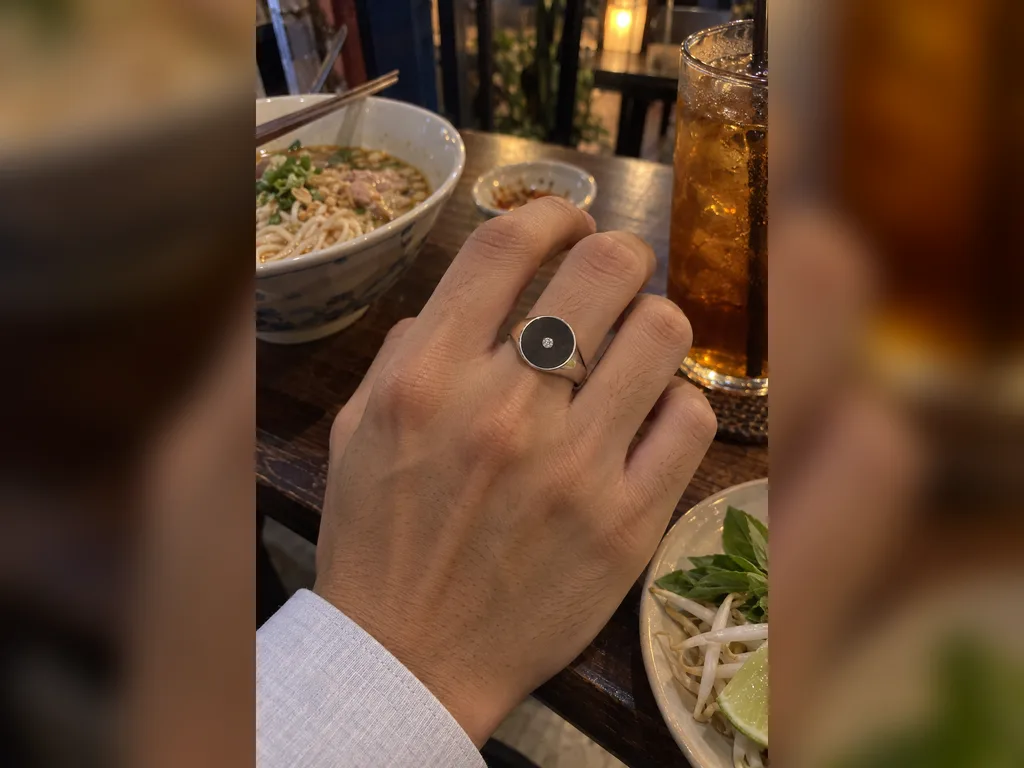 แหวนเพชรผู้ชายตรา Eclipse Signet - สวมใส่จริง