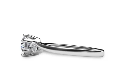 แหวนเพชรผู้หญิง รุ่น GR375 - มุมข้าง